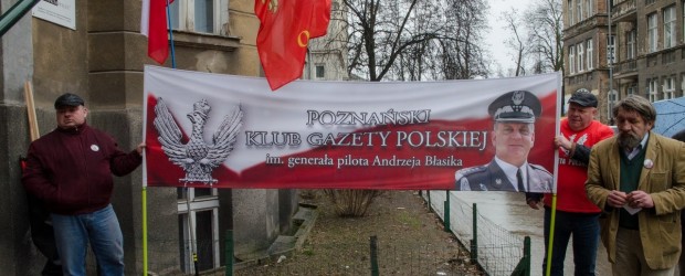 Poznań: Złożenie kwiatów pod tablicą płk. Stanisława Kasznicy